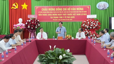 El presidente del Comité Popular de la provincia de An Giang, Ho Van Mung, visitó y felicitó al Centro Médico de Phu Quoc.
