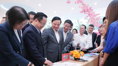 Nguyễn Khac Dinh, a Nemzetgyűlés alelnöke felügyeli és ellenőrzi a választási munkát Hanoiban.