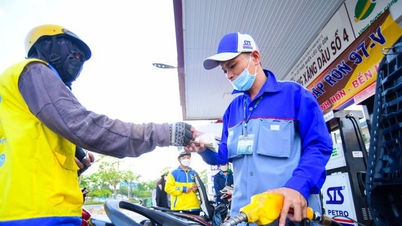 Bränslepriserna steg kraftigt i eftermiddags, med vissa typer som ökade med nästan 1 000 VND per liter.