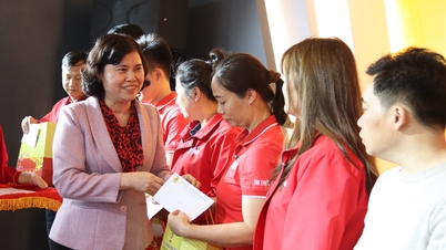 La vicepresidenta permanente del Consejo Popular Provincial, Tran Thi Hang, anima a los trabajadores de la empresa.