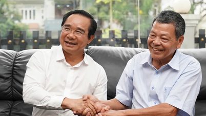 Ordföranden för Ho Chi Minh-stadens folkkommitté, Nguyen Van Duoc, besöker och hyllar veteranläkare.