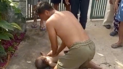 Un băiețel care căzuse într-o groapă de canalizare a fost salvat de la moarte de un bărbat.