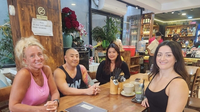 Amigos de longe celebram o Tet (Ano Novo Lunar) às margens do Rio Han.