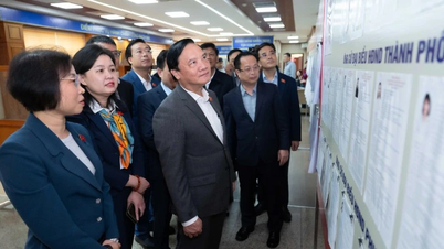 Nationalförsamlingens vice talman Nguyen Khac Dinh inspekterar valförberedelserna i Hanoi.