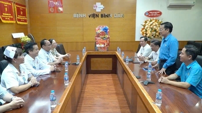 Kota Ho Chi Minh: Memberikan penghormatan kepada para dokter dan staf medis dalam rangka Hari Dokter Vietnam, 27 Februari.