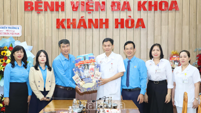The Khanh Hoa Provincial Federation of Labor visited and congratulated healthcare facilities.