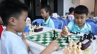 A Közép-vietnami Ifjúsági Sakk- és Xiangqi Verseny megnyitó ünnepsége különböző korosztályok számára.