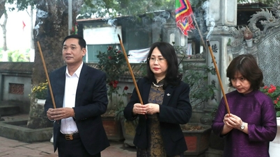 람 티 푸옹 탄 상임차관이 사이 사원 축제 개막일에 향을 피우고 있다.