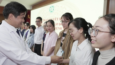 Associate Professor Dr. Dao Xuan Co: 'Het Bach Mai Ziekenhuis belooft geen gemakkelijk leven, maar het biedt artsen in opleiding wel de mogelijkheid om zich snel en zinvol te ontwikkelen.'