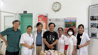 Para dokter yang 'kecanduan' kegiatan amal.
