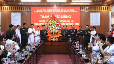 도현둥 장군이 제109군병원을 방문하여 축하 인사를 전했다.
