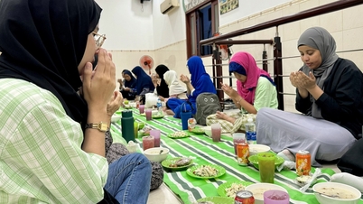 ຊາວມຸດສະລິມໃນນະຄອນໂຮ່ຈິມິນໃນຊ່ວງເດືອນຣາມາດານ: ຖືສິນອົດເຂົ້າຮ່ວມກັນ, ງົດອາຫານ ແລະ ເຄື່ອງດື່ມໃນເວລາຕາເວັນຂຶ້ນຕະຫຼອດເດືອນ.