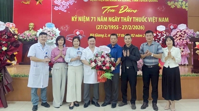 Tidningar, radio och tv i Tuyen Quang gratulerar de vietnamesiska läkarnas dag den 27 februari.