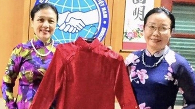 Ao Dai دنیا میں ویتنامی خواتین سفیروں کے ساتھ ہے۔