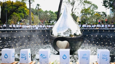 Meletakkan karangan bunga untuk memperingati warga negara yang meninggal karena COVID-19 pada peringatan ke-71 Hari Dokter Vietnam.