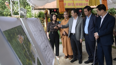 Ketua Dewan Rakyat Provinsi Nguyen Viet Oanh memeriksa kemajuan pelaksanaan tugas-tugas yang dilakukan pada awal tahun di komune Nam Duong dan kelurahan Chu.