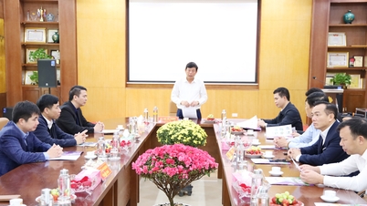 Nestleder i den provinsielle folkekomiteen, Ngo Tan Phuong, inspiserer fremdriften i Hoa Phu industripark-prosjektet.