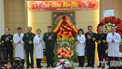 នាយឧត្តមសេនីយ៍ ង្វៀន វ៉ាន់ ហៀន អបអរសាទរវិទ្យាស្ថានវេជ្ជសាស្ត្រកងទ័ពជើងទឹក ក្នុងឱកាសទិវាគ្រូពេទ្យវៀតណាម។