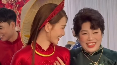 พิธีกรสาวจาก VTV อย่าง Huyen Trang ที่ประดับประดาด้วยเครื่องประดับทองคำเต็มแขน ทำหน้าที่ดูแลเอาใจใส่แม่สามีของเธอเป็นอย่างดีในงานหมั้นกับ Duc Huy