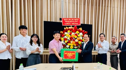 Wakil Sekretaris Komite Partai Kota Da Nang, Nguyen Dinh Vinh, mengunjungi berbagai bisnis di Da Nang pada awal tahun baru.