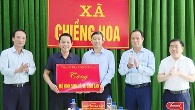 Provincial inspectors present gifts to Chiềng Hoa commune.