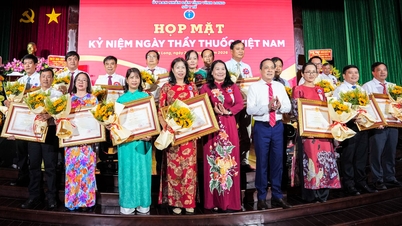 Sağlık sektörü, Vietnam Doktorlar Günü'nün 71. yıl dönümünü kutlamak için bir toplantı düzenledi.