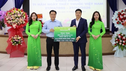 ធនាគារ Vietcombank បានបរិច្ចាគឧបករណ៍វេជ្ជសាស្ត្រចំនួន ១ ពាន់លានដុង និងផ្តល់កញ្ចប់អំណោយចំនួន ២០០ នៅក្នុងស្រុកហុកម៉ុន និងស្រុកគូជី។