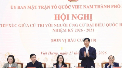 Sekretaris Partai Kota Hanoi Nguyen Duy Ngoc dan kandidat Majelis Nasional lainnya bertemu dengan para pemilih untuk berkampanye menjelang pemilihan.