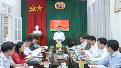 Genosse Tran Quang Minh, Leiter der Organisationsabteilung des Provinzparteikomitees, inspizierte die Vorbereitungen und die Organisation der Wahlen in den Gemeinden Tan Thanh und Son Thuy.