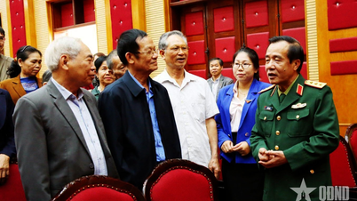 レ・ドゥック・タイ将軍は国民との緊密な関係を維持することを誓った。