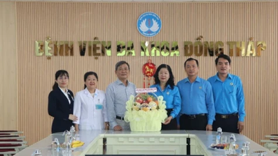 Dong Thap: Fagforeningsrepresentanter besøker og gratulerer helsesektoren med den vietnamesiske legedagen.