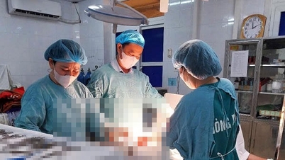 Sikeres műtéttel eltávolítottak egy 2 kg-os daganatot egy női betegből Quang Triben.