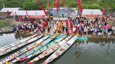 ពិធីបុណ្យប្រណាំងទូកប្រពៃណីនៅឃុំអៀនីងកំពុងមមាញឹកដោយសកម្មភាព។