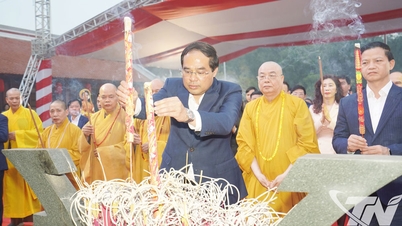 Leaders of Thai Nguyen province offer incense at the Temple of King Ly Nam De.