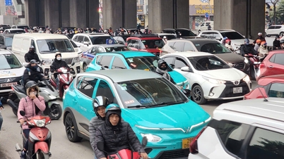 Hanoi streeft ernaar om tegen 2030 100% elektrische en groene energietaxi's te hebben.
