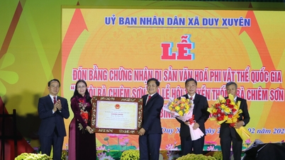 Duy Xuyen recibe el Certificado de Patrimonio Cultural Inmaterial Nacional por el Festival Ba Chiem Son.
