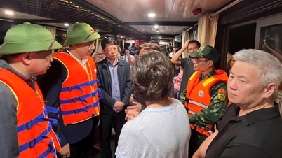 Turistbåt fattar eld i Ha Long Bay, 41 personer klarar sig oskadda.