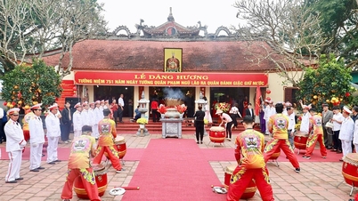 En högtidlig ceremoni med rökelseoffring firar 751-årsdagen av general Pham Ngu Laos avfärd för att bekämpa fienden och försvara landet.