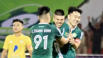 Navzdory tomu, že Công Phượng nebyl registrován, Trường Tươi Bình Phước stále přesvědčivě vyhrál: Stali se šampiony první poloviny sezóny.