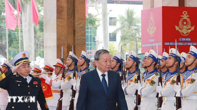 Sekretaris Jenderal hadir dan menganugerahkan gelar Pahlawan Angkatan Bersenjata Rakyat kepada Angkatan Laut.