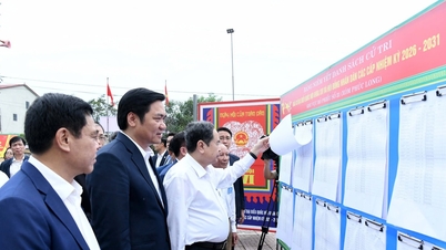 Tran Thanh Man, a Nemzetgyűlés elnöke ellenőrzi a szavazókörzetet Hung Nguyen községben, Nghe An tartományban.