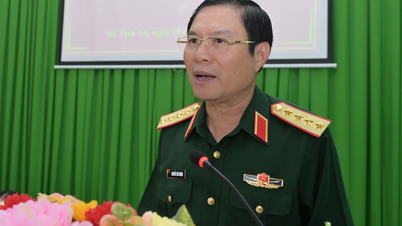 Le général Nguyen Tan Cuong rencontre les électeurs de la commune de My Tinh An, province de Dong Thap.
