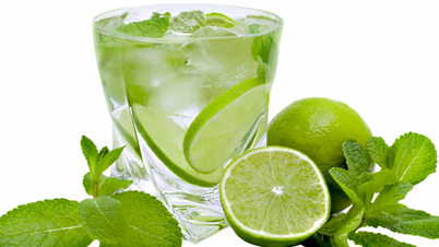 Água morna ou fria com limão: qual opção é melhor para a digestão e para o emagrecimento?