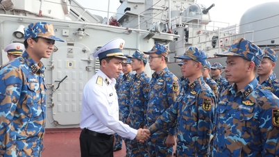 Le commandant adjoint de la marine inspecte la frégate anti-sous-marine 20.