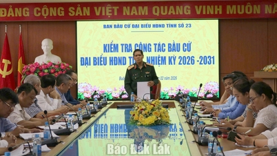 Memeriksa persiapan untuk pilihan raya Majlis Rakyat di wad Buon Ma Thuot.