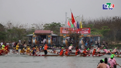 সুগন্ধি নদীর তীরে একটি প্রাণবন্ত ঐতিহ্যবাহী নৌকা বাইচ উৎসব।