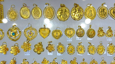 Pada tanggal 28 Februari, harga emas di Vietnam melonjak sebesar 3 juta VND per tael.