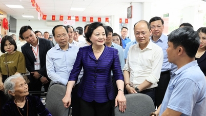 Vicepremier Pham Thi Thanh Tra inspecteert de werkzaamheden van het Openbaar Bestuurscentrum in de wijk Thanh Sen, provincie Ha Tinh.