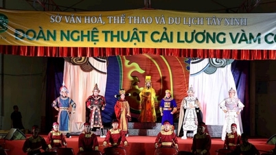 Художня трупа Vam Co Cai Luong представляє південний Кай Луонг глядачам столиці.