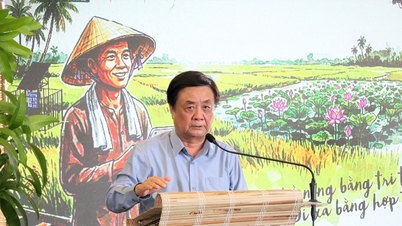 Timbalan Yang Dipertua Dewan Undangan Negeri Le Minh Hoan menghadiri seminar "Petani Profesional" di Dong Thap.